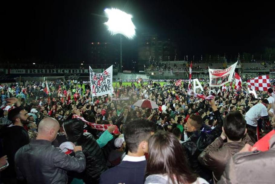 Al Carpi  bastato lo 0-0 contro il Bari per avere la certezza matematica della promozione in Serie A. Gli emiliani festeggiano con quattro giornate d&#39;anticipo, e al Cabassi esplode la festa. Ansa